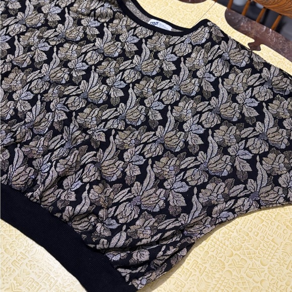 Vintage Elegant Black and Gold Crew Neck Sweater with Intricate Design - Picture 9 of 9